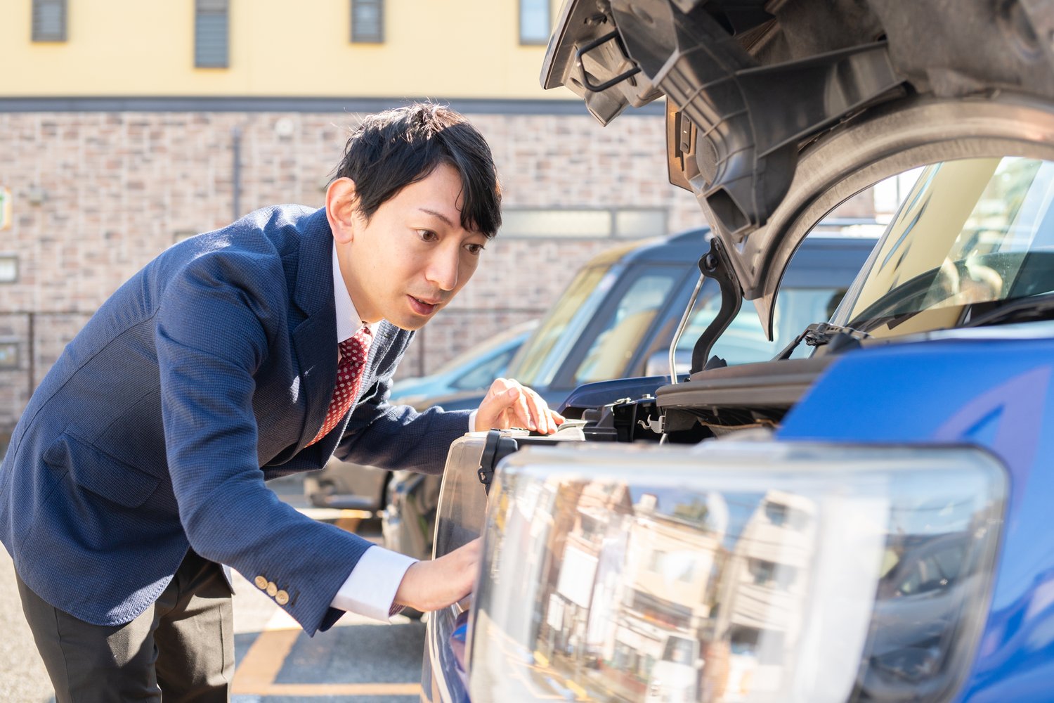 車を査定するビジネスマン