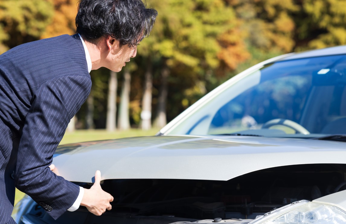 ボンネットを開ける車査定士