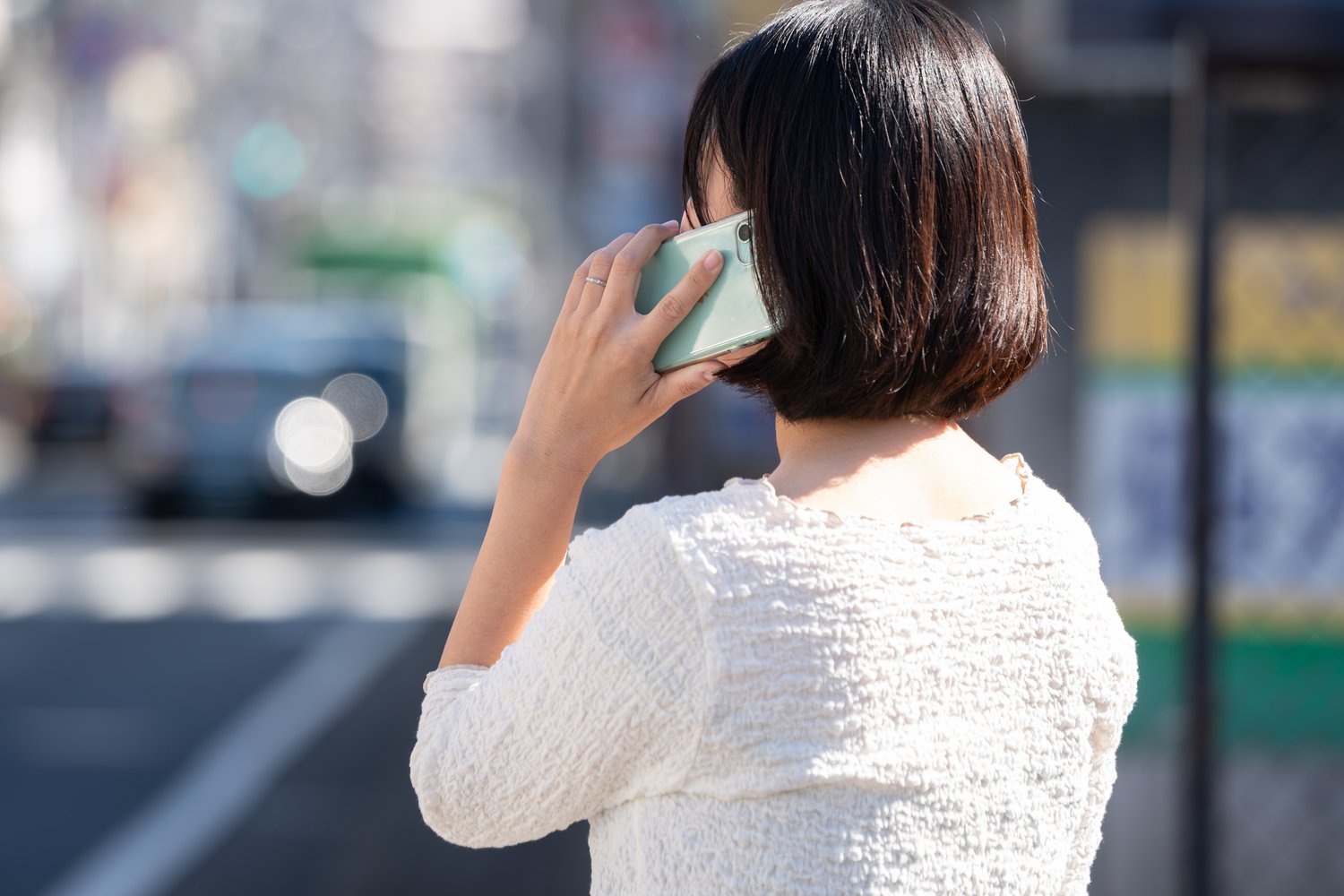 電話をする女性の後ろ姿