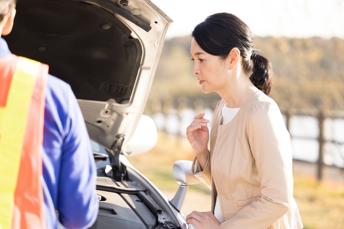 車の故障で困ってロードサービスを呼んだ女性