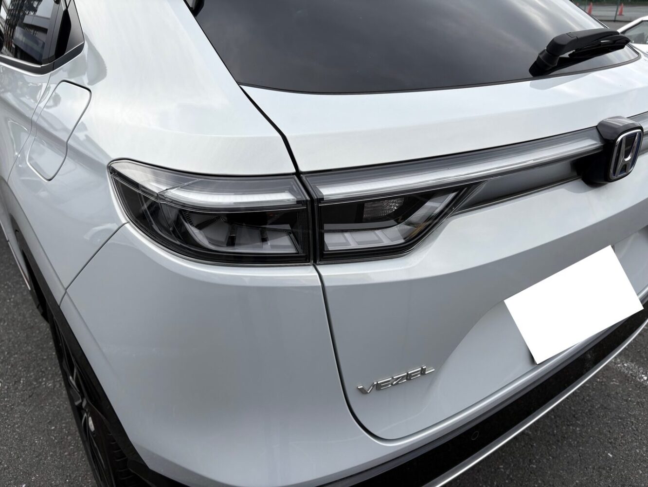 白いホンダの新型ヴェゼル　後ろ