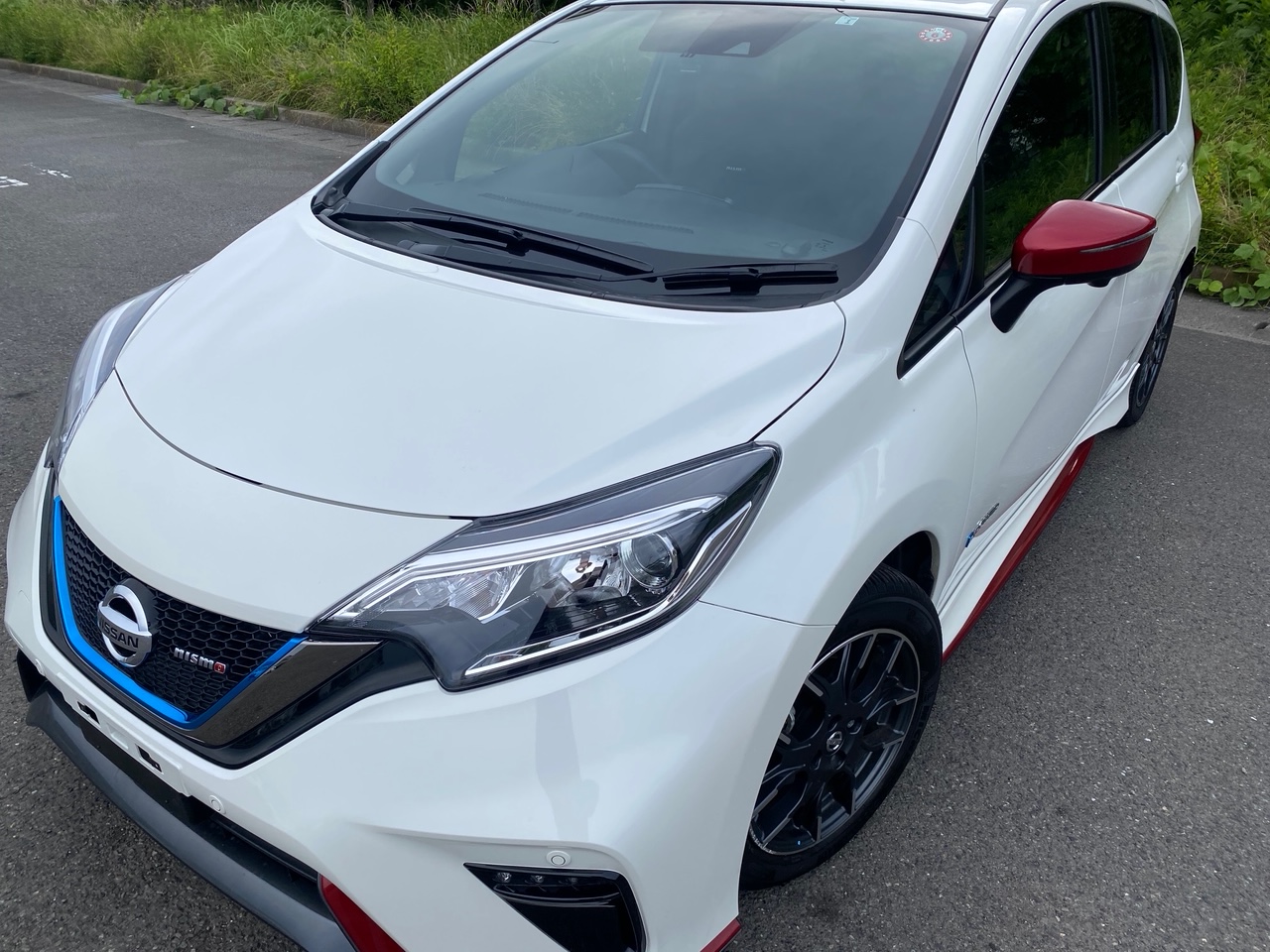 白い日産ノートニスモ