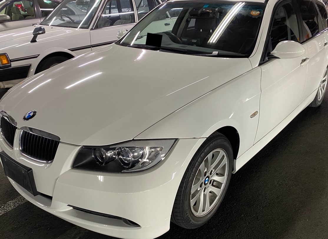 白いBMW320i 