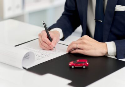 車の契約書を記入するビジネスマン