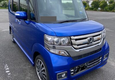 青いホンダのN-BOXカスタム