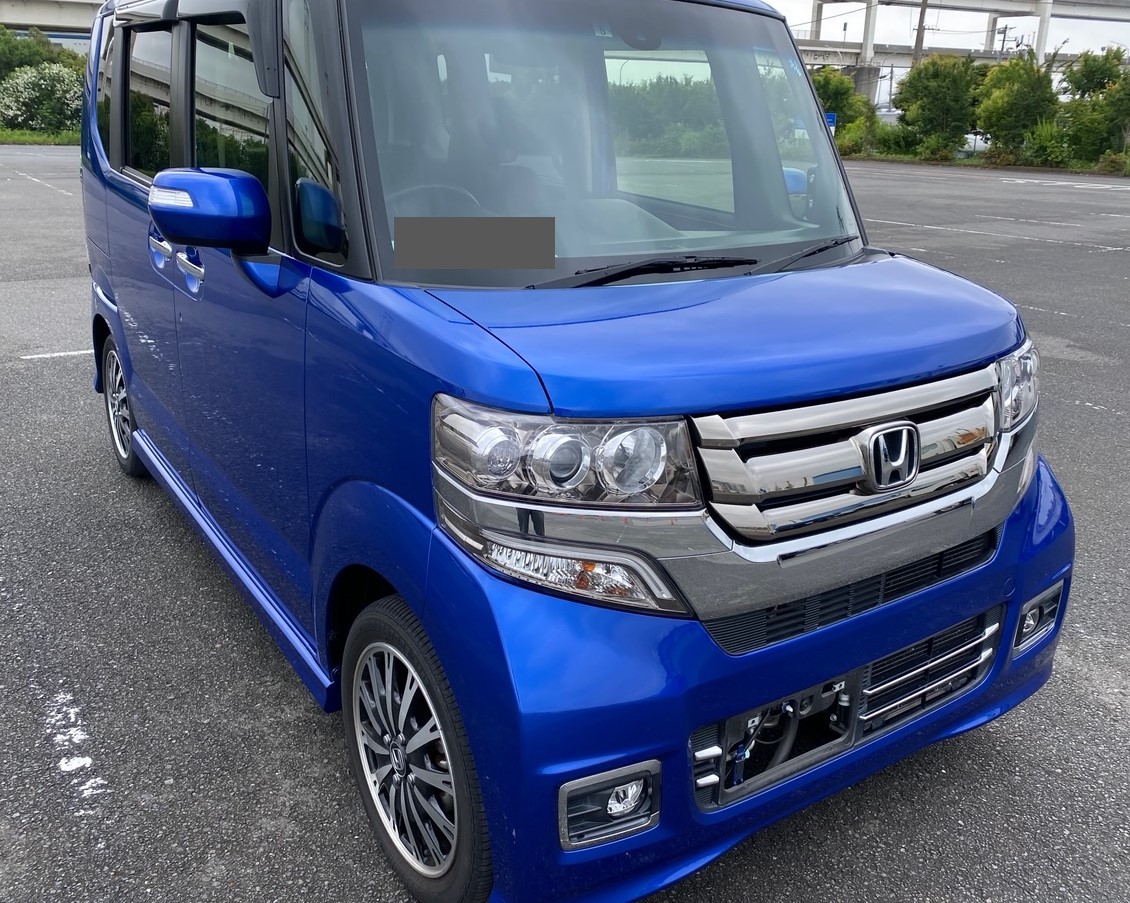 青いホンダのN-BOXカスタム