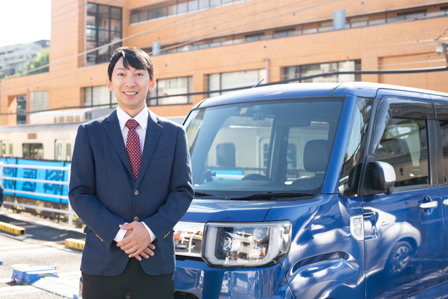 車の前に立つ男性ビジネスマン