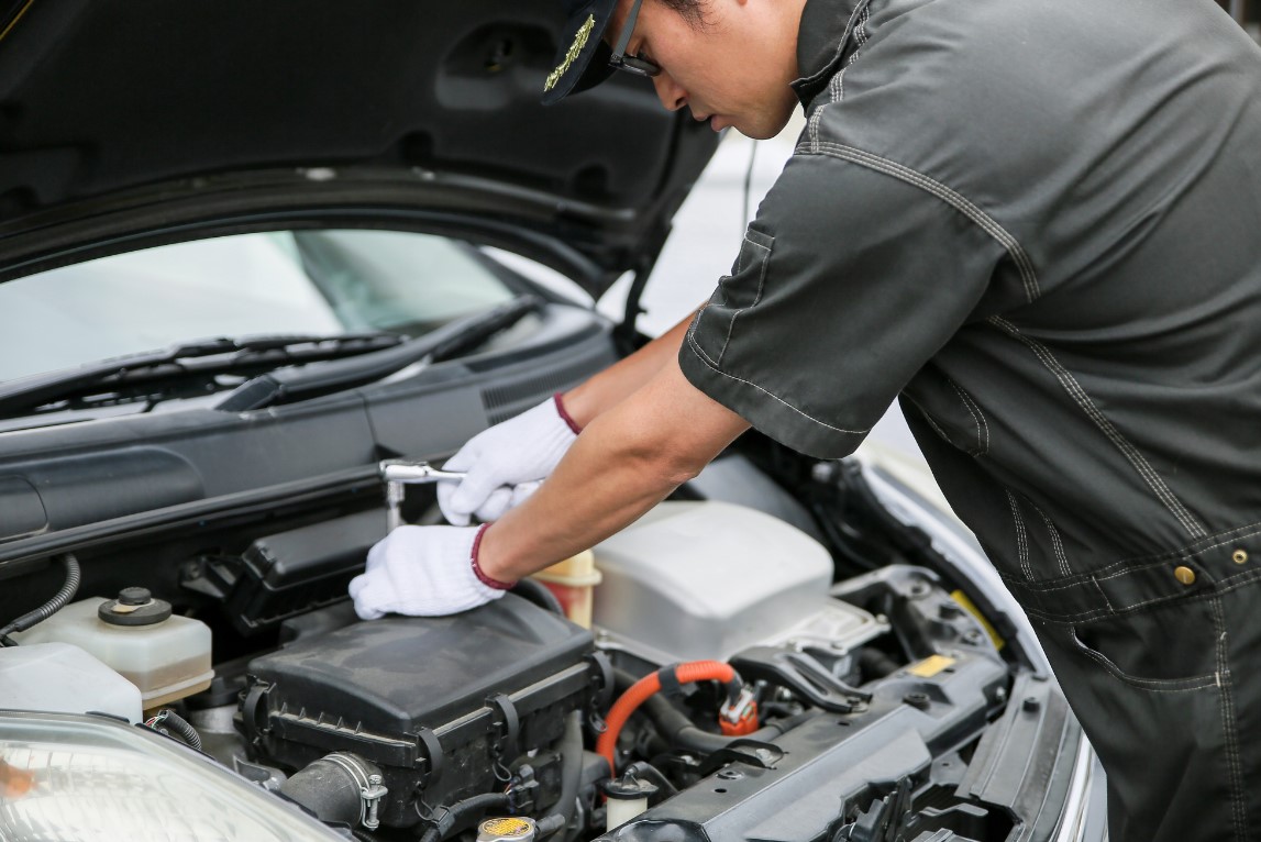 車を修理する整備士