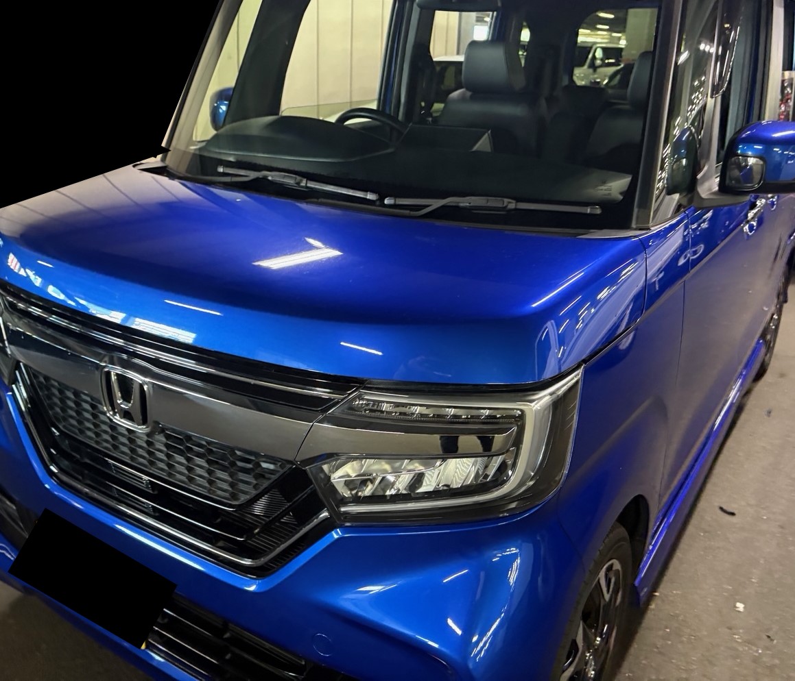 青いホンダのN-BOXカスタム