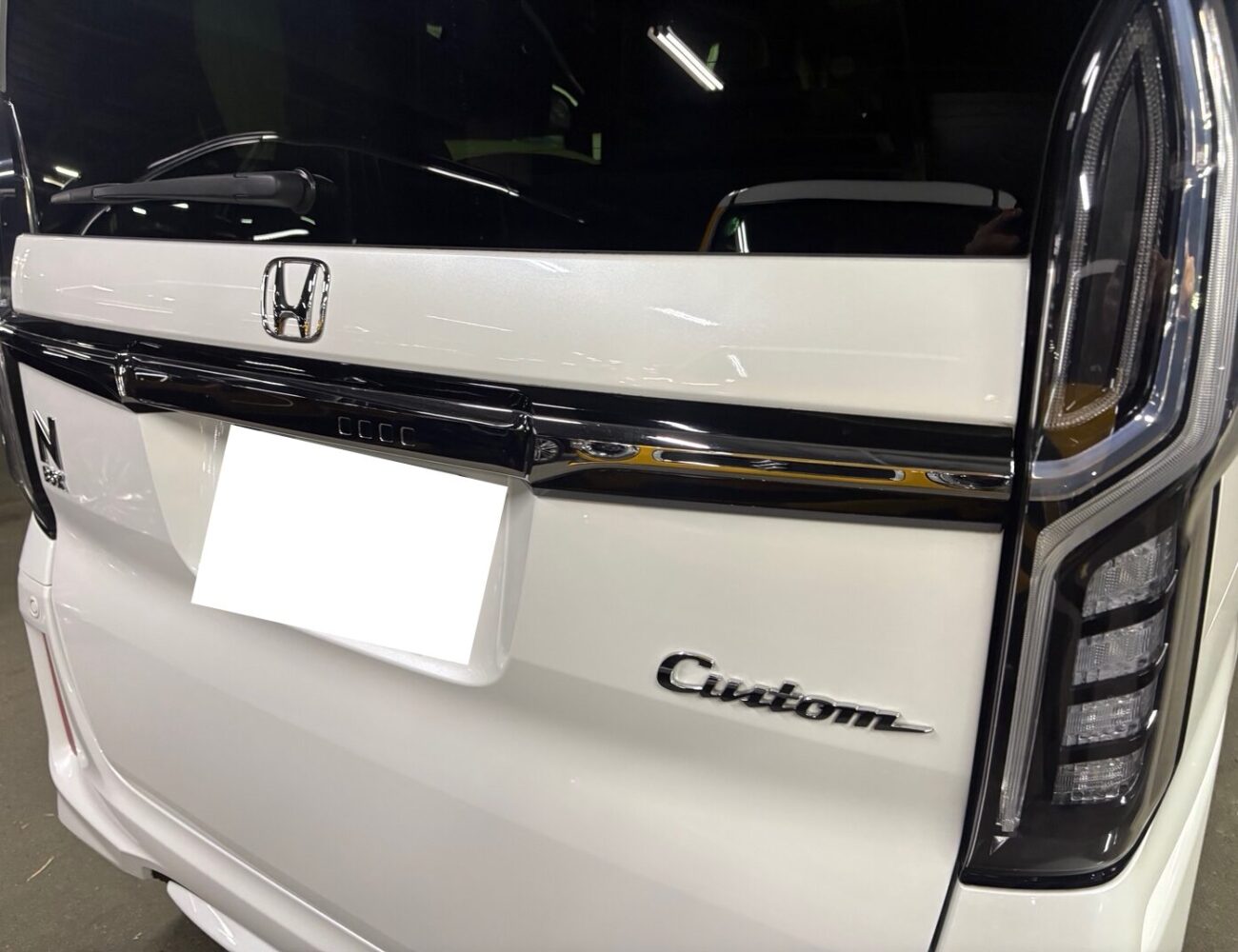 ホンダのN-BOXカスタム　後ろ