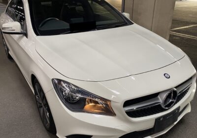 白いメルセデスベンツ　CLA180