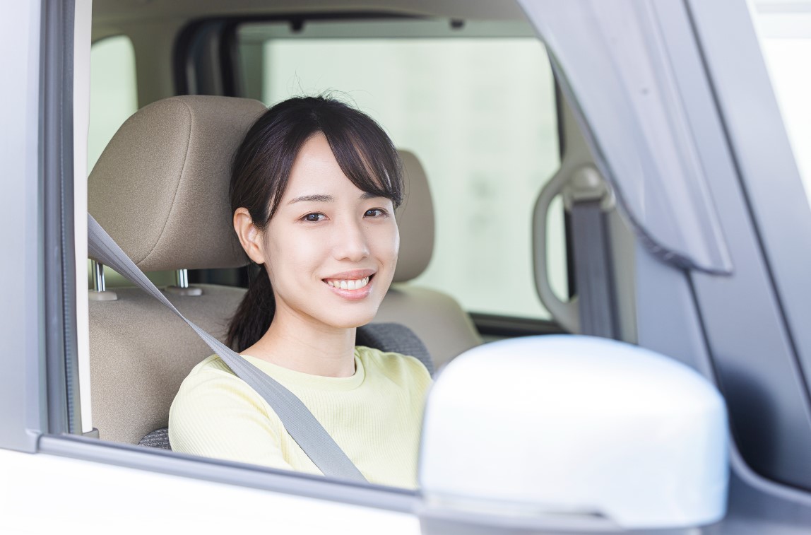 笑顔で運転している女性