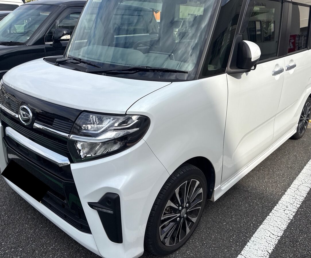 白いダイハツタントカスタム