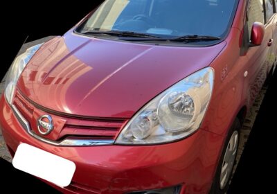 日産のノート　赤い車