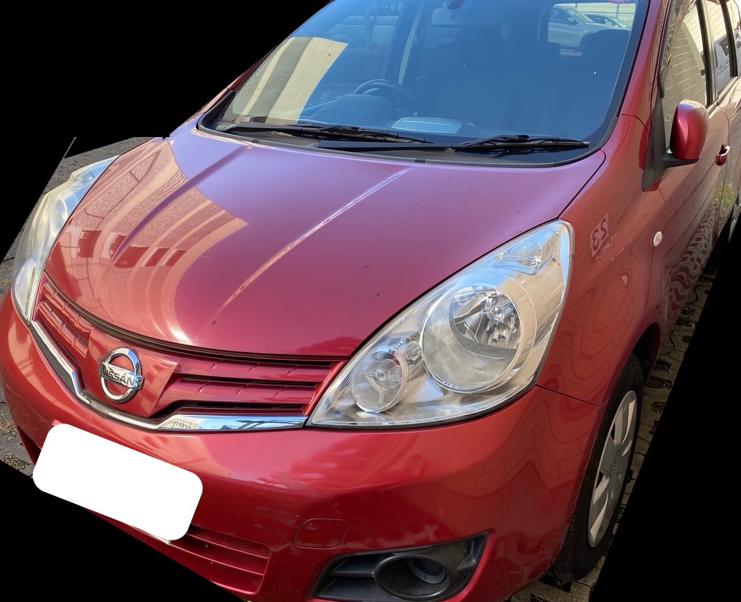 日産のノート 赤い車