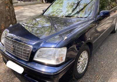 トヨタのロイヤルクラウン　紺色　古い年式車