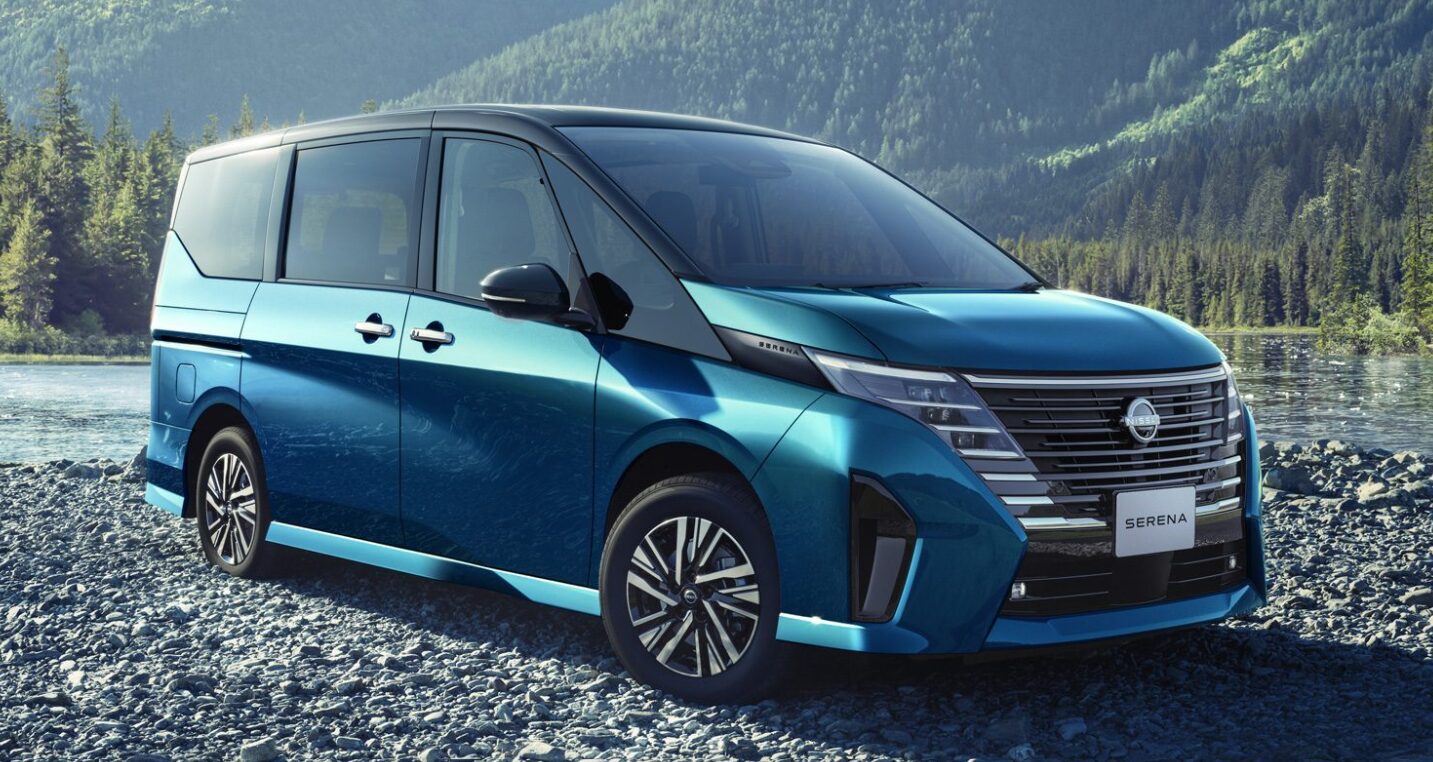 青い日産セレナ