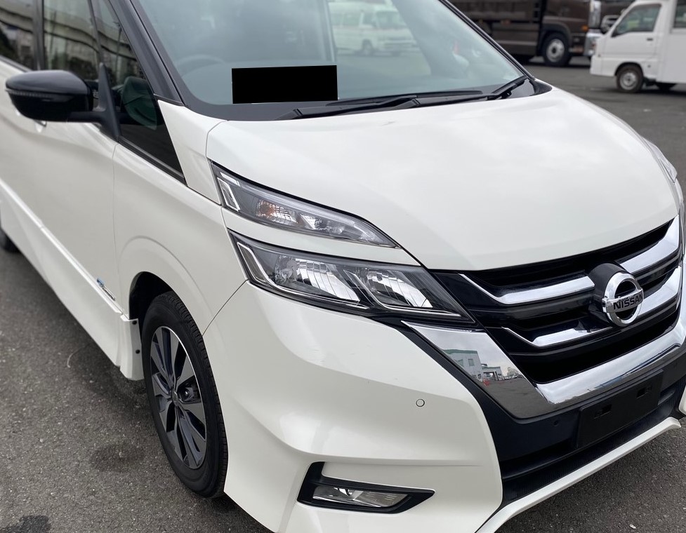 白い5代目日産セレナ