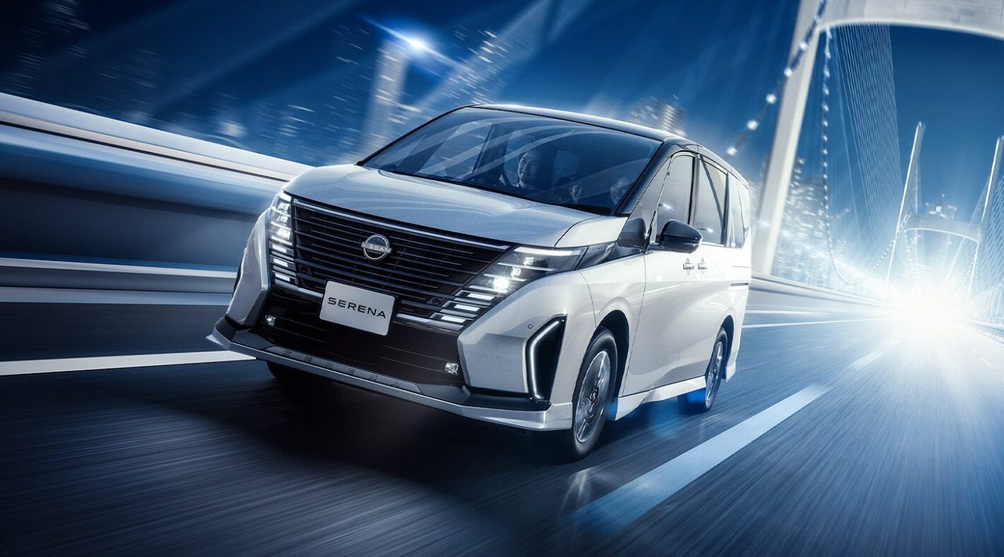 白い日産セレナ