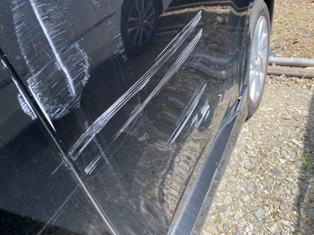 車のドア側面の傷