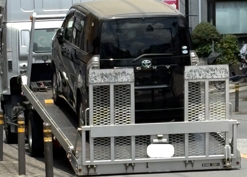 事故でレッカー移動するミニバン