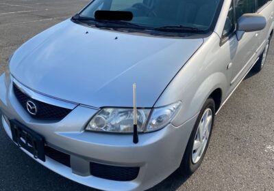 銀色の古い年式のマツダのプレマシー