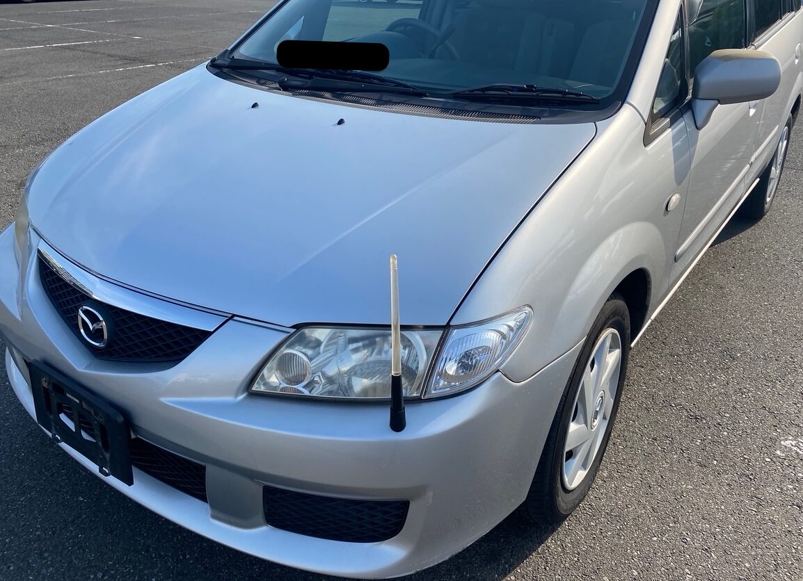 銀色の古い年式のマツダのプレマシー