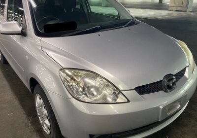 古い年式の銀色のマツダのデミオ