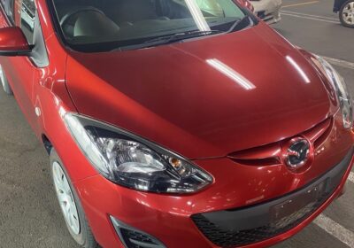 赤いマツダのデミオ