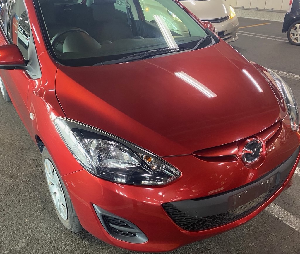 赤いマツダのデミオ