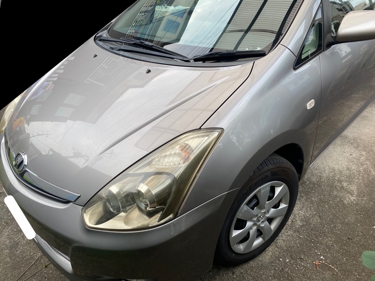 銀色のトヨタのウィッシュ