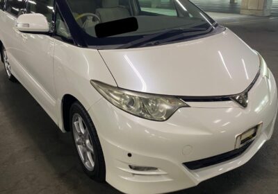 白いトヨタのエスティマ