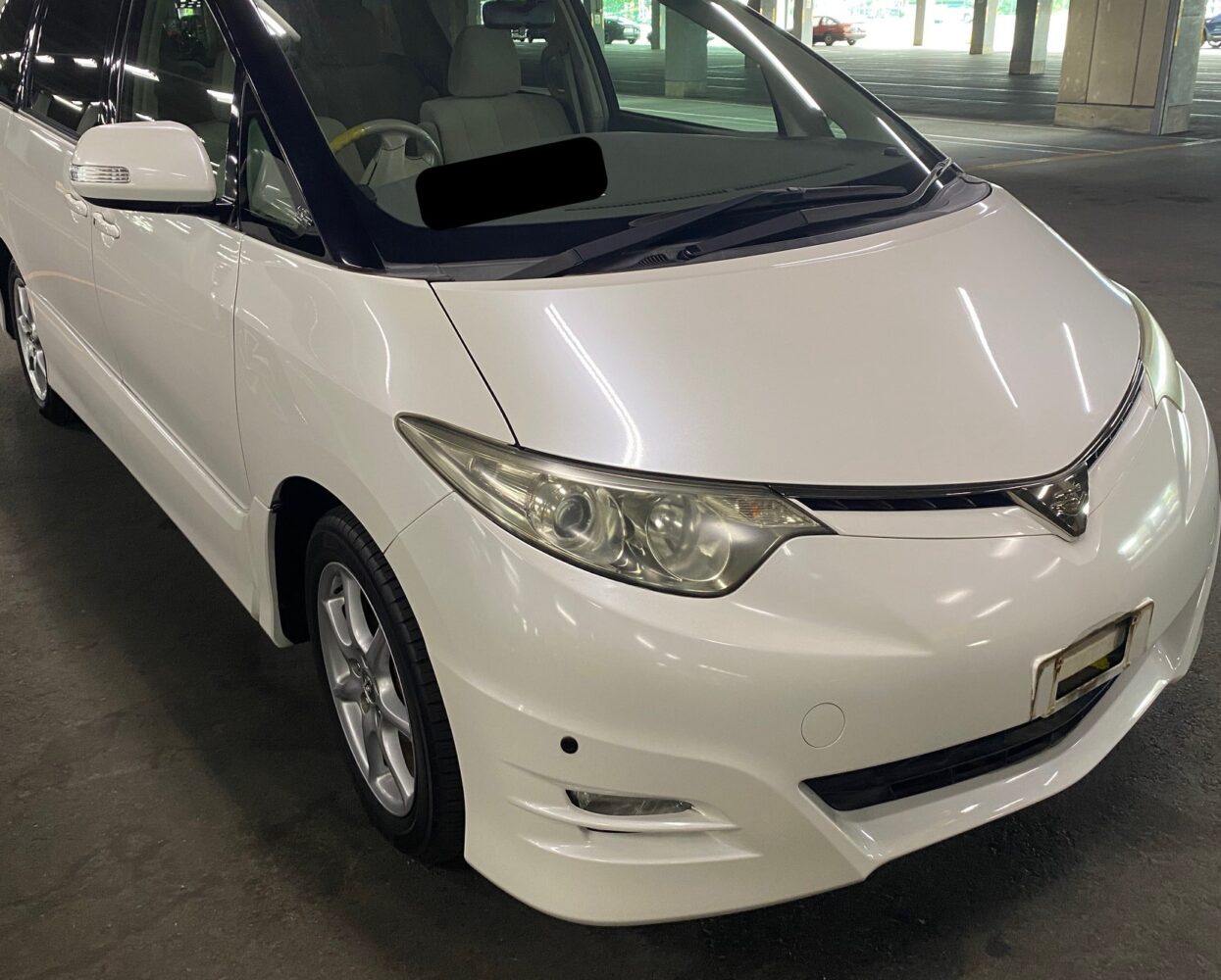 白いトヨタのエスティマ