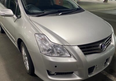 銀色のトヨタのブレイド