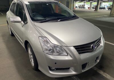 銀色のトヨタのブレイド