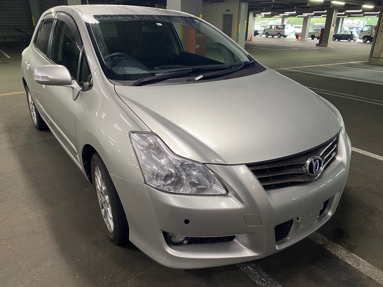 銀色のトヨタのブレイド