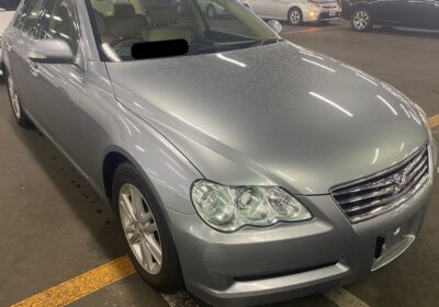 古い年式のトヨタのマークX