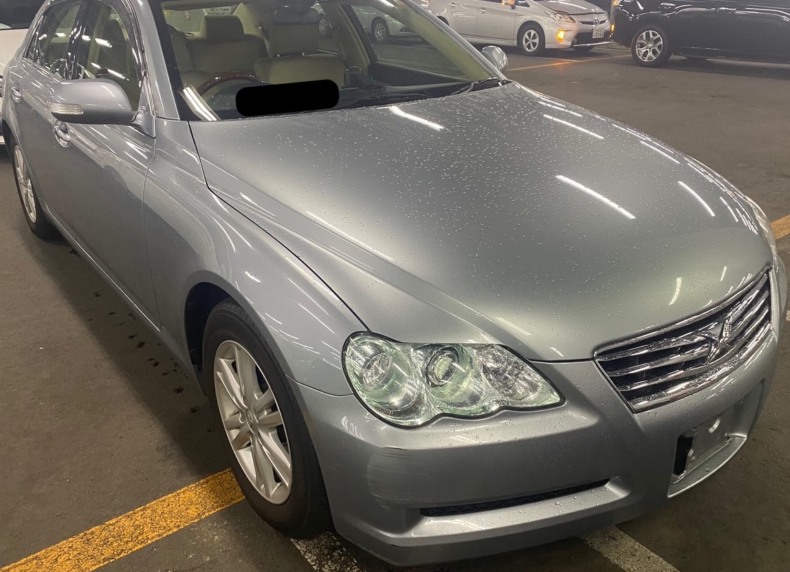 古い年式のトヨタのマークX