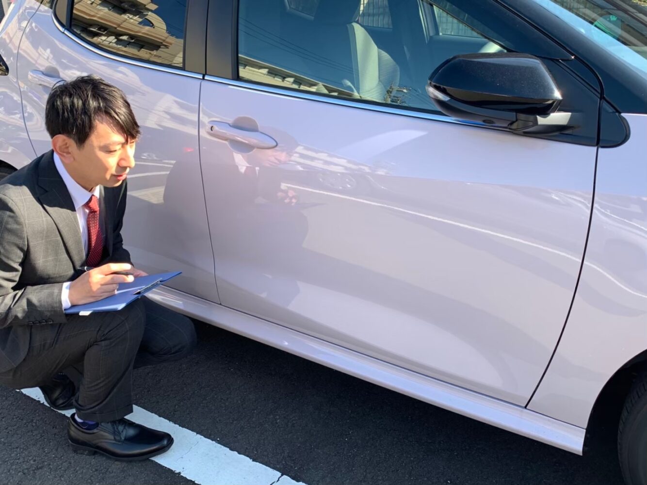 車を査定する査定士の様子
