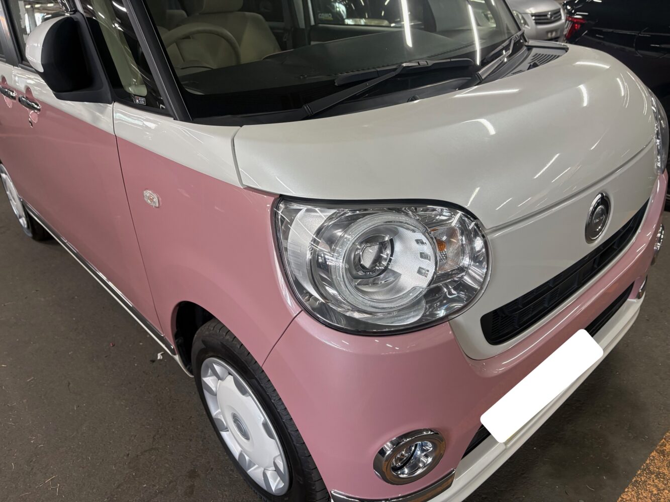 ピンクのダイハツムーヴキャンバス
