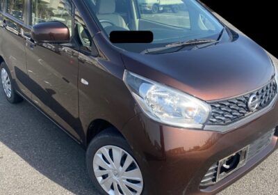 茶色の日産デイズ