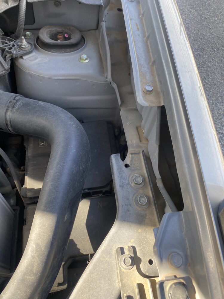 日産エクストレイルのボンネット内部①