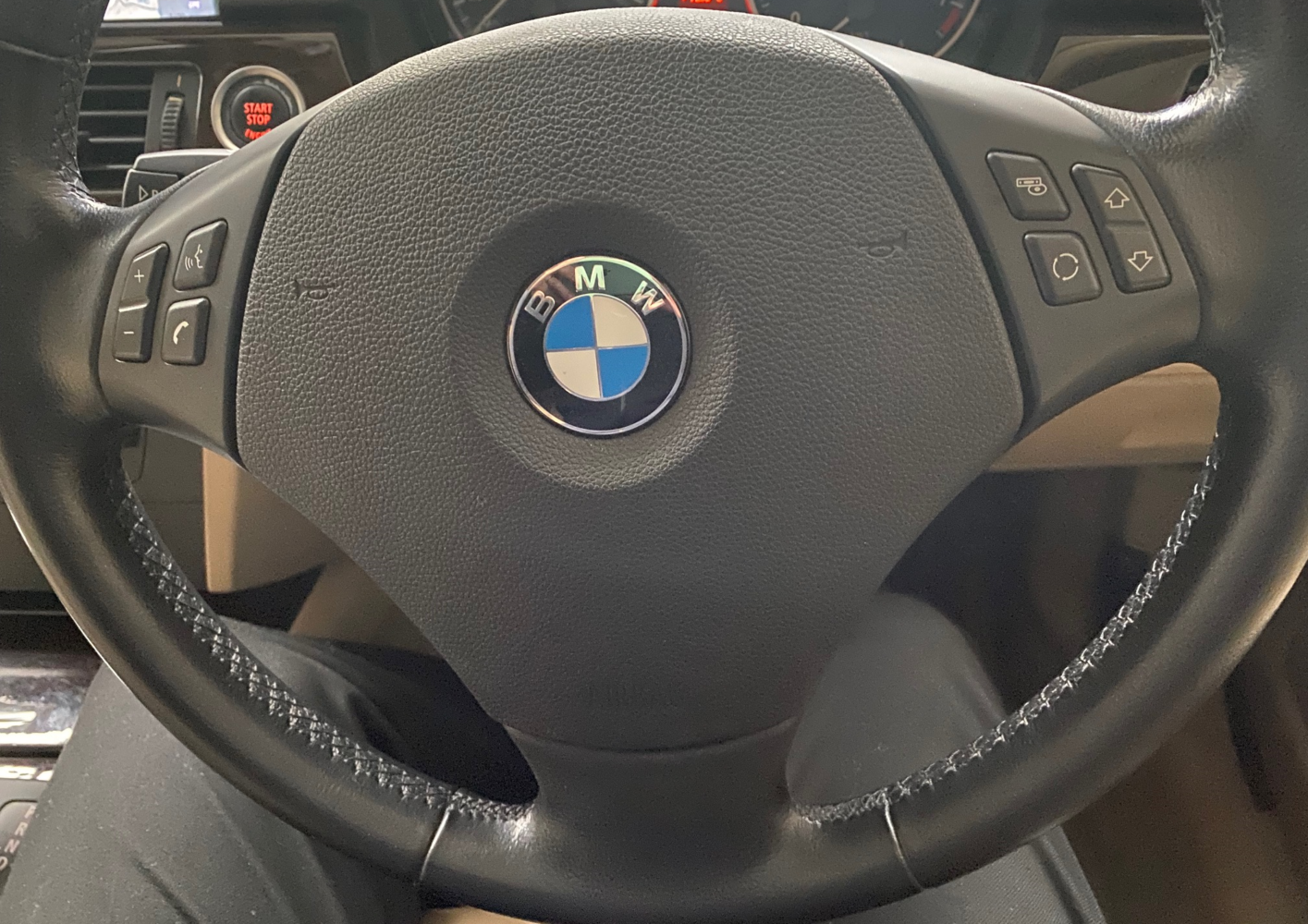 川崎市高津区のお客様から買取した平成23年BMW320iのハンドル周り