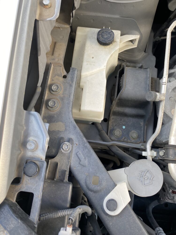 日産エクストレイルのボンネット内部②