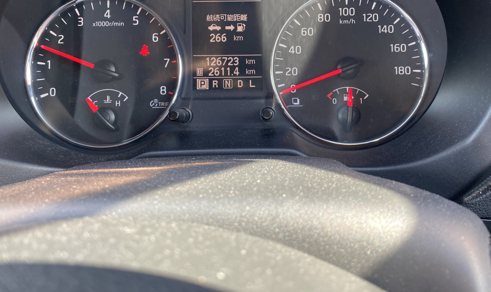 川崎市多摩区生田エリアのお客様から買取した12万km走行の日産エクストレイルのメーター付近